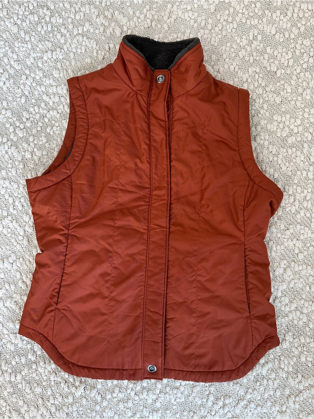REI Womens Medium Rust Orange Fleece Lined Quilted Snap Vest Warm Outdoor Hiking